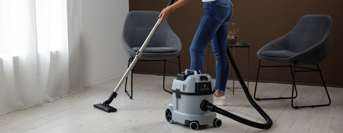 The cordless vaccum cleaner with two batteries