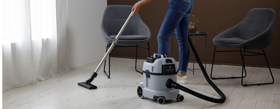 The cordless vaccum cleaner with two batteries