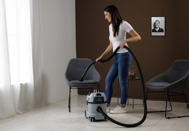 VA2 R-PRO cordless vaccum cleaner in use