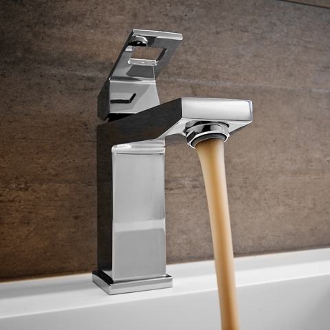 Legyen óvatos, amennyiben a víz színe vagy szaga megváltozik